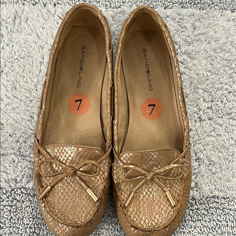 Bandolino Gold Moccasin Flats with Bow Detail. Size 7